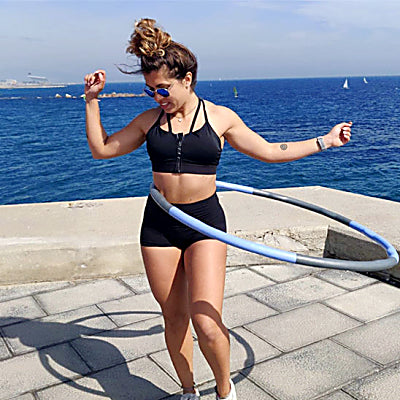 Hula hoop massage tonifiant pendant l'exercice.