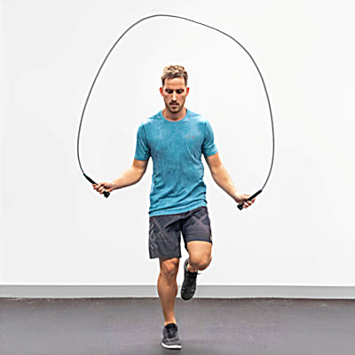 Corde a sauter élégance, énergie et endurance en progression.