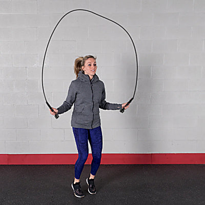 Corde a sauter élégante avec une longueur ajustable jusqu'à 2,8 mètres.