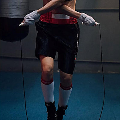 La corde a sauter est une activité cardio simple et efficace à faire chez soi.
